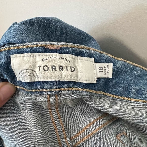 Torrid Relaxed Boot Light Wash Distressed Jeans - Picture 5 of 7